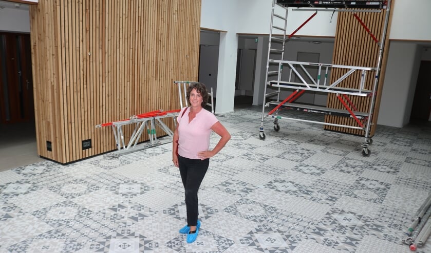 Corine Noordhoek, locatiemanager bij Pro Sectute, in het Atrium van Tusselerhof. Foto: Arjen Dieperink