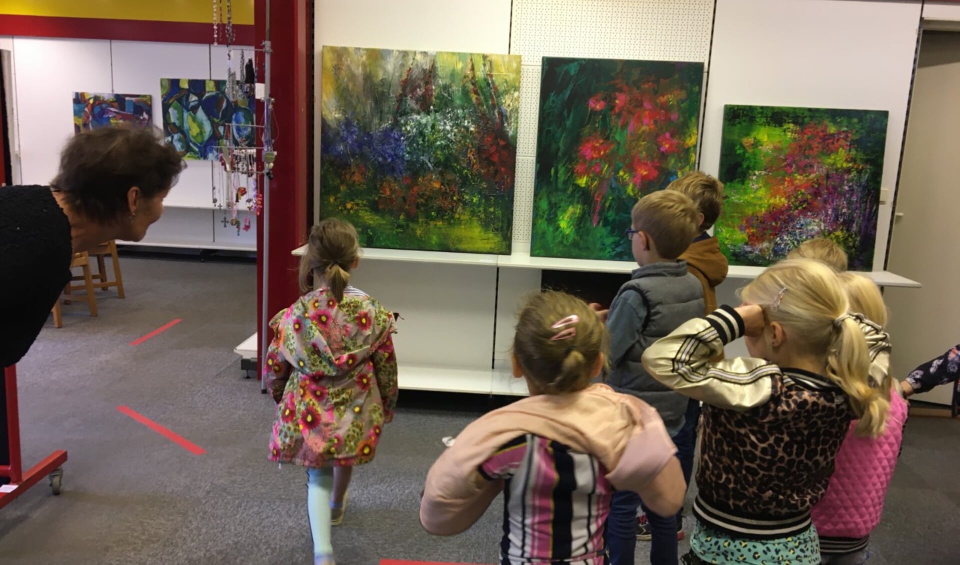 Kleuters van de Piersonschool kijken kunst in de pop-up-galerie in de Spalstraat. Foto: PR