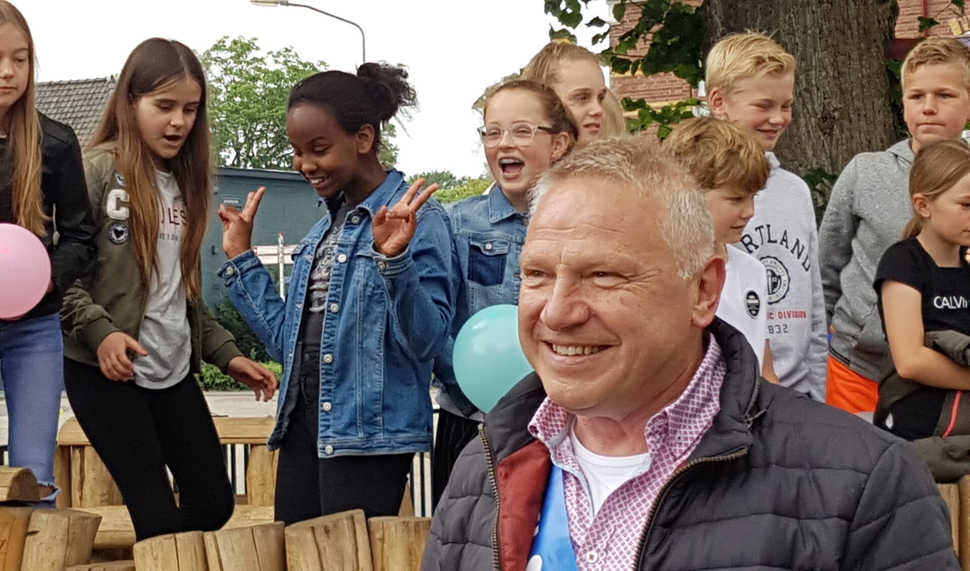 Gerard 'Pim' Huijskes wordt enthousiast ontvangen op het schoolplein. Foto: Kyra Broshuis
