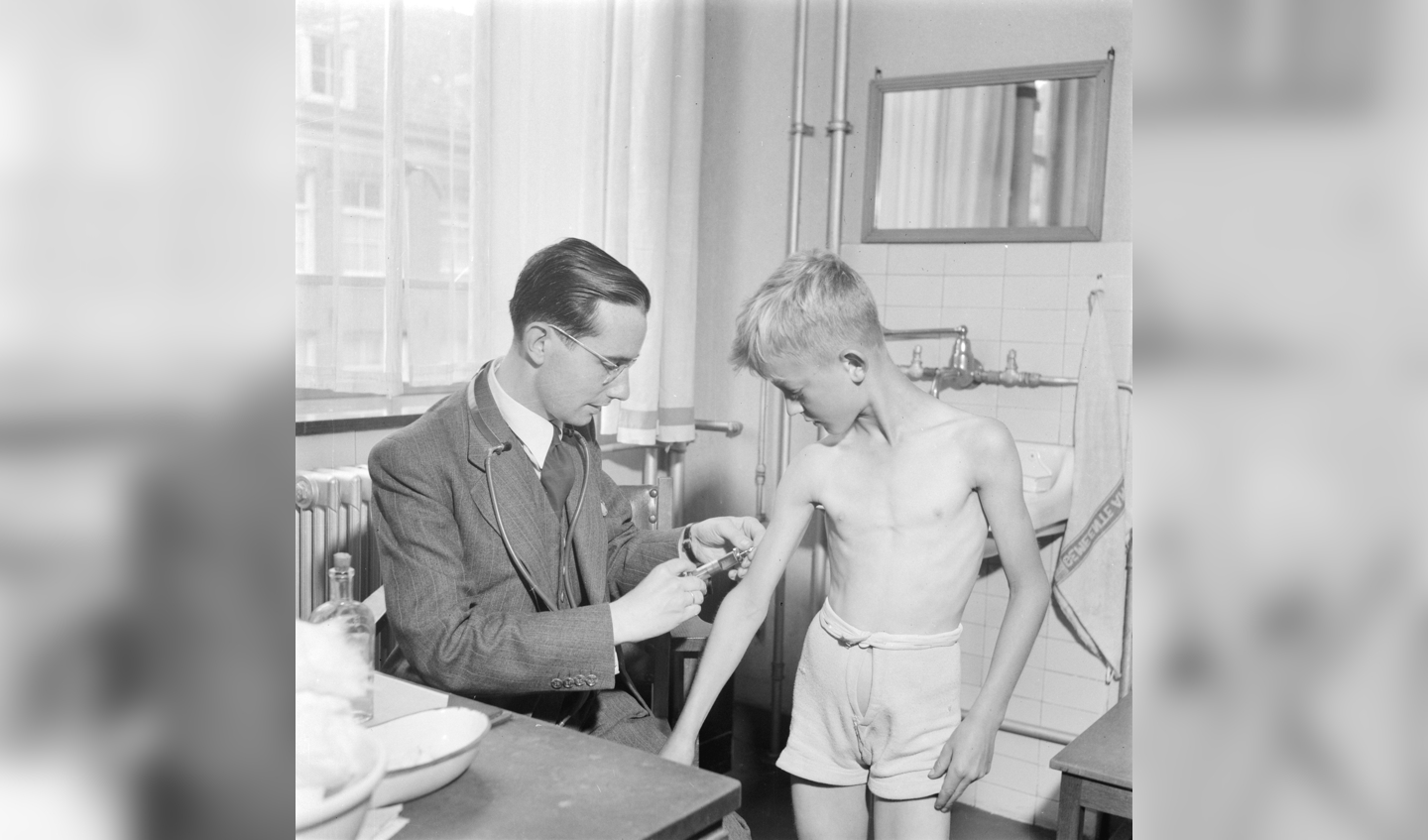 Keuring en inschrijving van kinderen voor uitzending, 1945, Nationaal Archief.