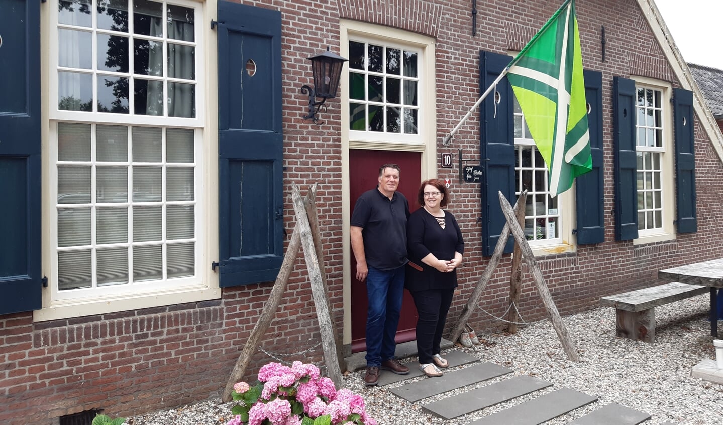 Steef en Martine voor hun huis uit 1810.“Op sommige estriken in de kamer zitten nog olievlekken uit de tijd dat dit een garage was. Dat krijg je er niet af maar dat hoeft ook niet. Dat vind ik juist wel mooi.” Foto: Ceciel Bremer