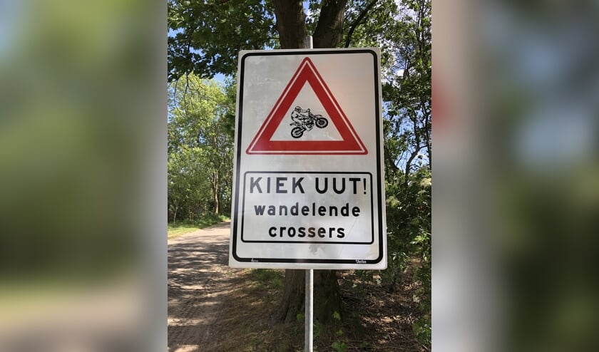 Voorbijgangers worden gewaarschuwd voor overstekende crossers. Foto: PR