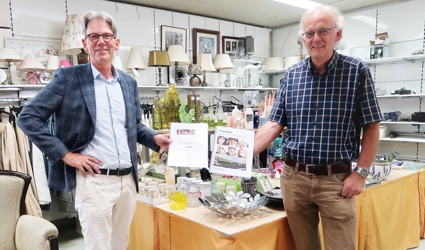 Hans Goorhuis, voorzitter van ZieZo-fonds (links) overhandigt de cheque aan Gerard Kamp, voorzitter van Vincentiusvereniging Groenlo. Foto: Theo Huijskes