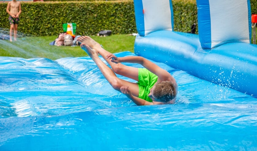 Met een flinke vaart op de rug over de buikschuifbaan naar de waterbak. Foto: Achterhoekfoto.nl/Liesbeth Spaansen