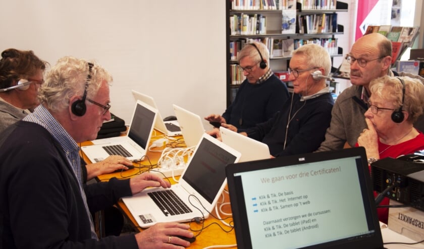 Tijdens de cursus Klik&Tik krijgen mensen gelegenheid om hun digitale vaardigheden te verbeteren. Foto: PR