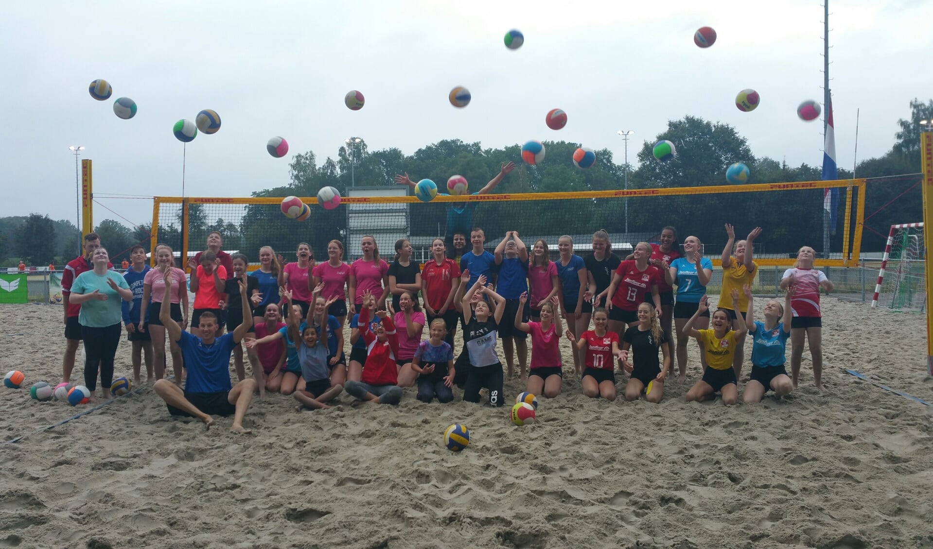 Beachvolleybalinternational Christiaan Varenhorst ging aan het werk met jeugdspelers van Wivoc. Foto: Bart Kraan.