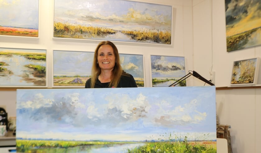Sonja Brussen in haar atelier, omringd door haar vele werk. Foto: Arjen Dieperink