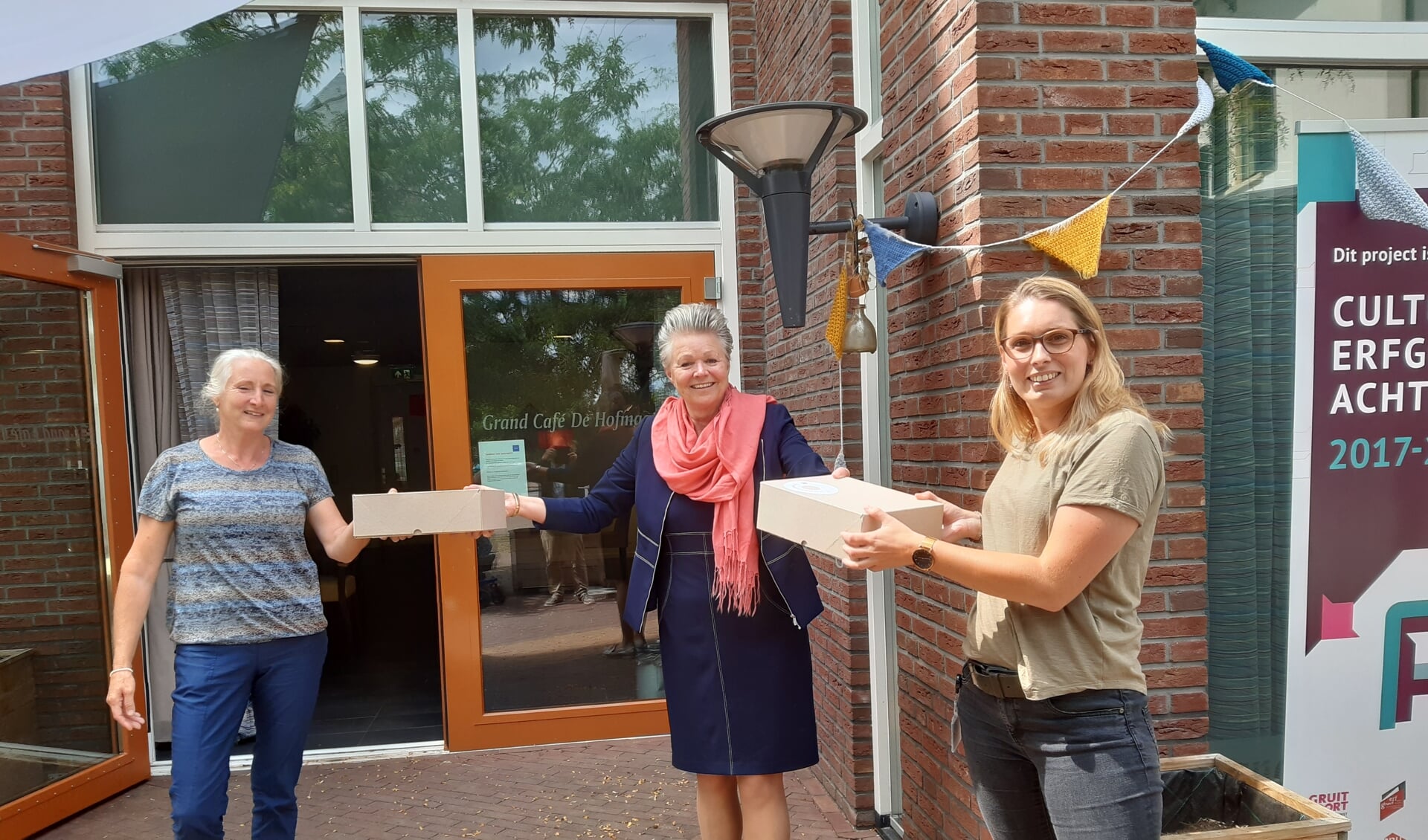 Van links af Annette Bos (Livio), wethouder Marijke van Haaren en Layla Masselink (Livio). Foto: PR