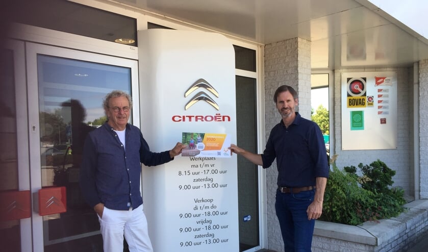 René Ruesink (r), mede directeur van Autobedrijven Ruesink gaf het startsein voor de Zonnebloemloten campagne door het kopen van het eerste Zonnebloemlot van de voorzitter Koos Luurs van de Zonnebloemafdeling Ruurlo. Foto: PR.