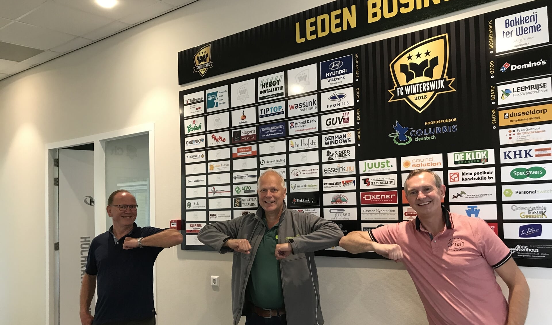 Van links af Henk Graaskamp (manager FC Winterswijk), Hans Huls (directeur Huls Duurzame Energie BV) en Leon klein Tank (voorzitter Stichting Sportpark Jaspers). Foto: PR