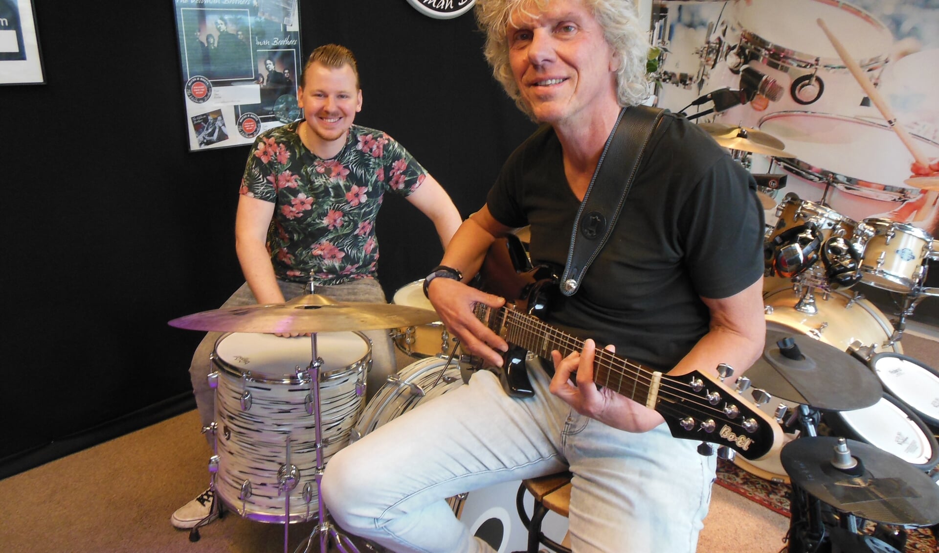 Luuk Nengerman en Han Neijenhuis, die om de meerwaarde van hun fusie te onderstrepen van instrument hebben gewisseld, in het drumlokaal van Popcollege Zutphen. Foto: Eric Klop