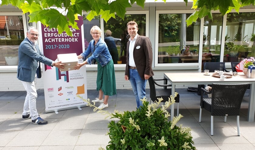 Overhandiging Beeldende Box door Wethouder Blaauw (Bronckhorst) aan Josien Sloetjes en Henk Steven Beernink (Markenheem). Foto: PR
