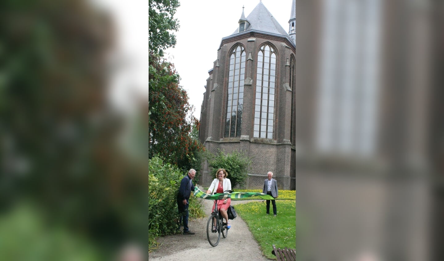 Marieke Frank opent fietsroute Kerken, Kruisen en Kapelletjes. Foto: Jos Betting