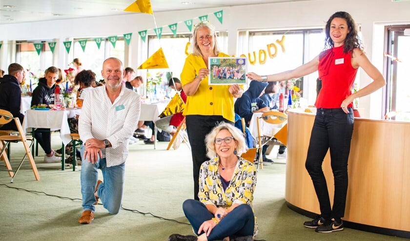 Vlnr: Mari Plooij (Buddy to Buddy), Rudie van den Berg en zittend Jokeline Homans (soroptimisten) en rechts: Merel Hubatka (Buddy to Buddy). Foto: Pim Helmich