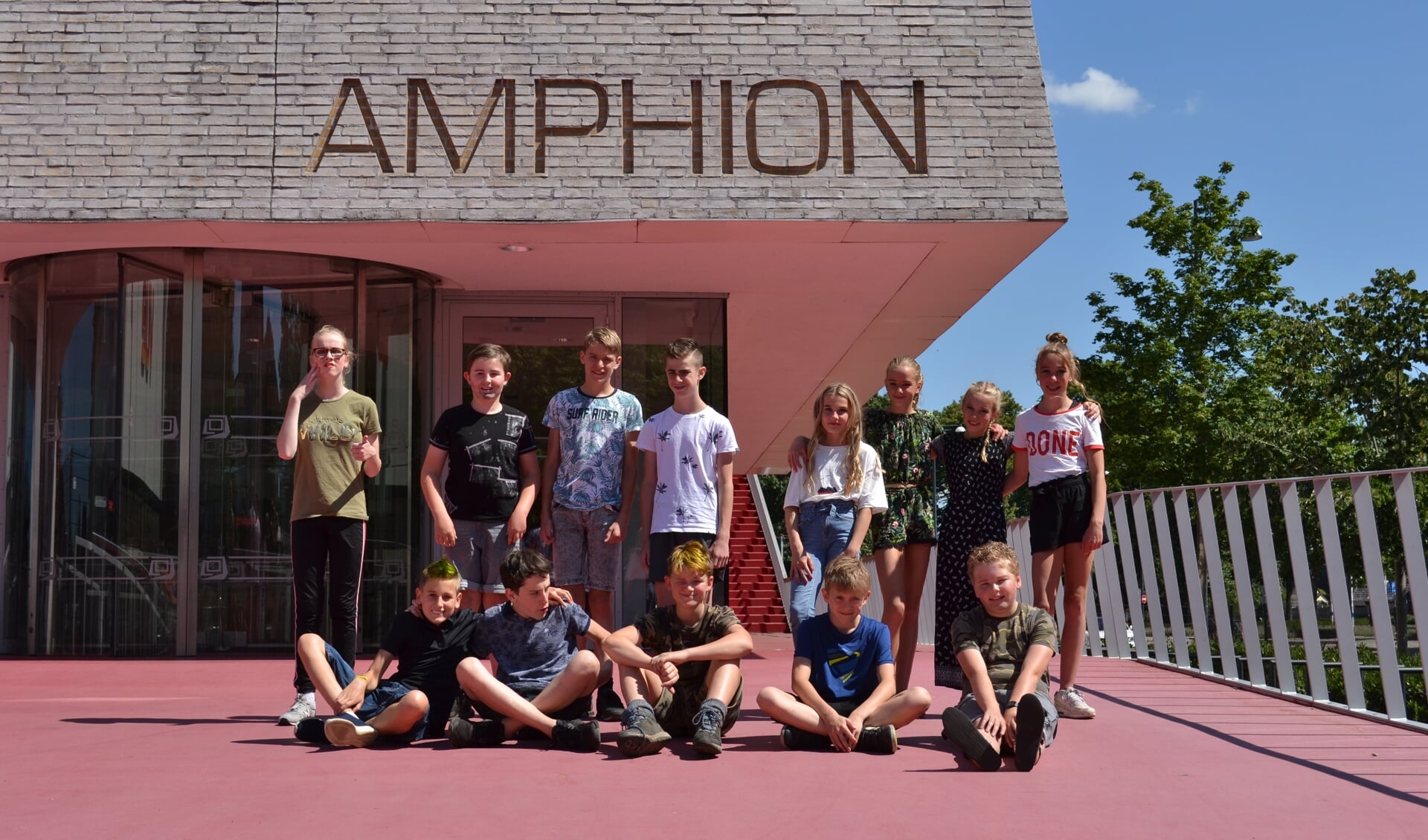 Groep 8 van Jenaplanschool Pierson poseert voor de entree van Schouwburg Amphion. Foto: PR