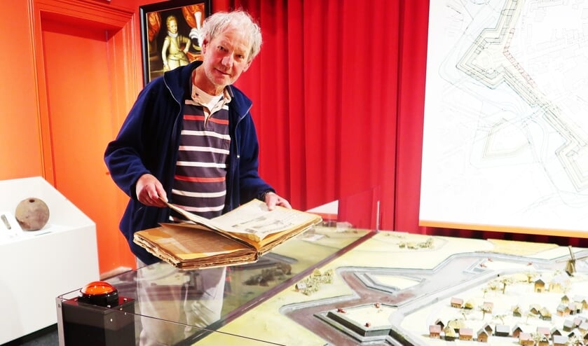 Ben Bonenkamp in het Stadsmuseum Groenlo. Foto: Theo Huijskes