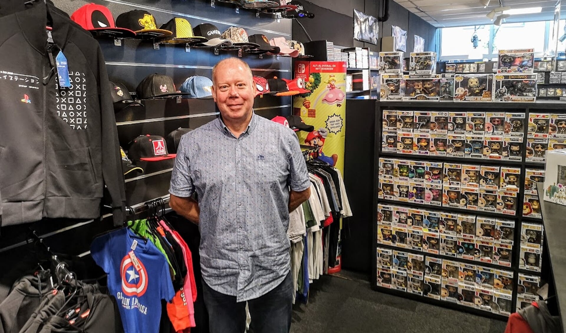 Han Denkers bij de afdeling in de winkel met merchandise die tegenwoordig bij veel games verschijnt. Foto: Henri Bruntink