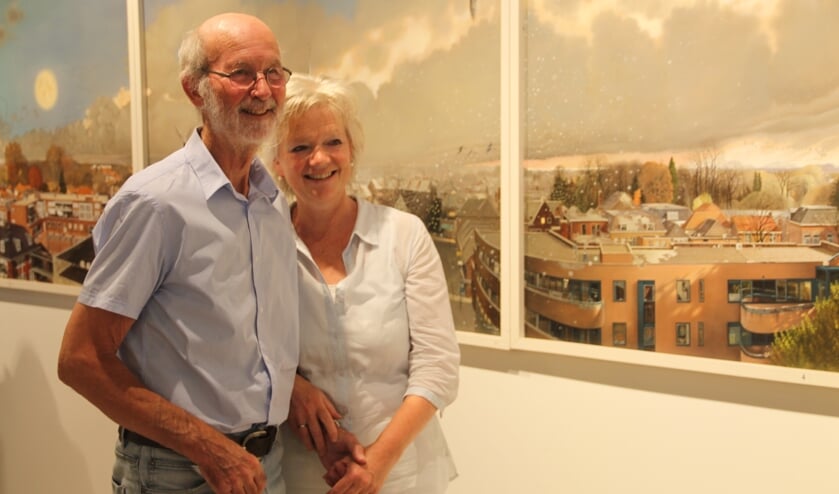 Ankie en Louis Nijhuis voor het panorama van Winterswijk, dat uit zes delen bestaat. Foto: Lineke Voltman