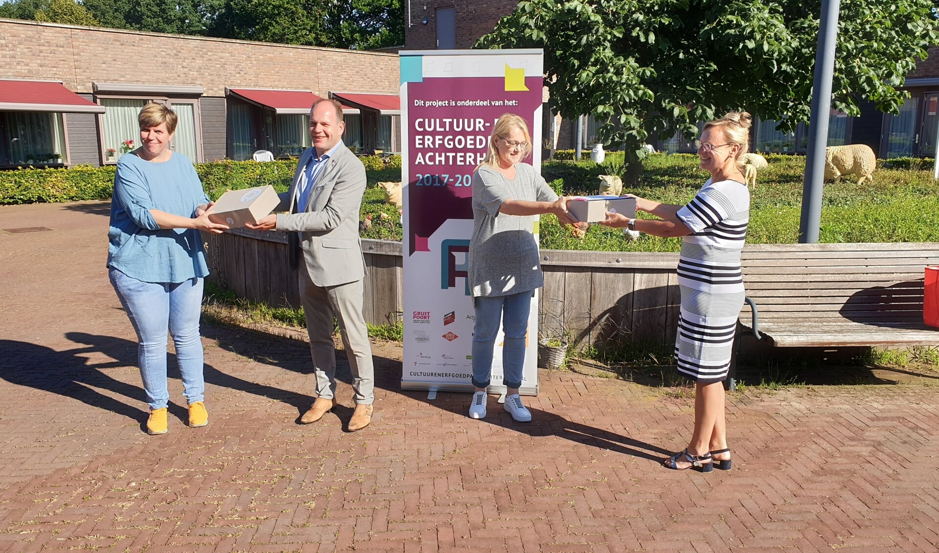 Wethouders Boone en Van Veldhuizen (Doesburg) overhandigden elk een Beeldende Box aan Joke van Lith en Jolande Feenstra (Attent). Foto: PR