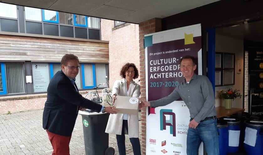 Van links naar rechts: wethouder Henk Jan Tannemaat van de gemeente Winterswijk , activiteitenbegeleidster Anouschka Stortelers van Pronsweide (Marga Klompé) en regiomanager Wilbert Rothman van Marga Klompé. Foto: PR