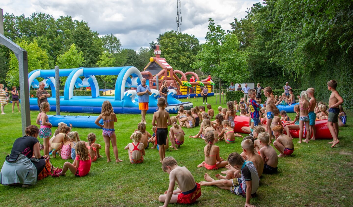 Wel 90 kinderen genoten van de de buikschuifbaan en meer sport en spel op het terrein van het zwembad in Steenderen. Foto: Achterhoekfoto.nl/Liesbeth Spaansen