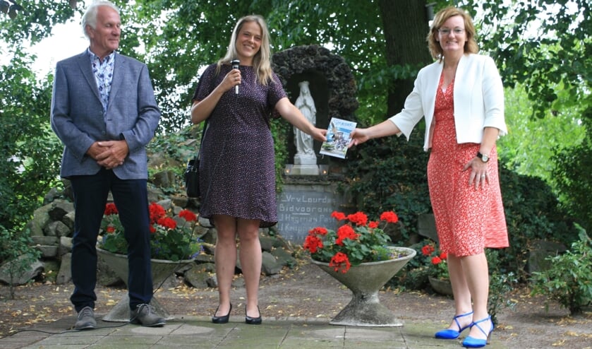 Wethouder Marieke Frank (rechts) krijgt het eerste exemplaar van de fietsroute uitgereikt door toeristisch coördinator Meike Prollius. Links Henry Waalderbos (voorzitter beheercommissie Werenfridus). Foto: Jos Betting