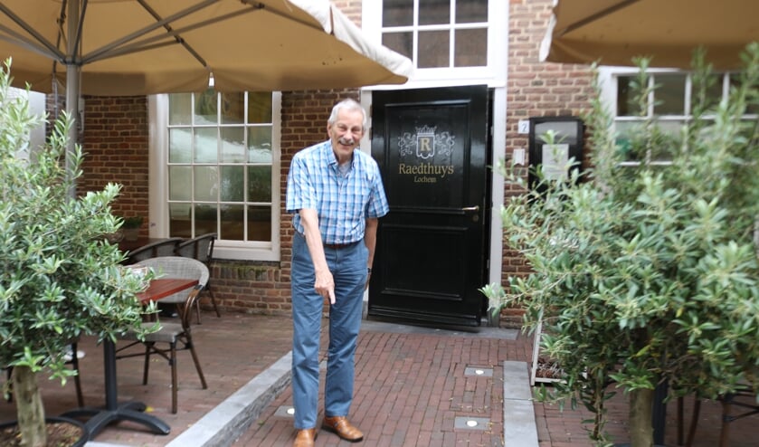 Pieter Arts wijst de plek aan waar voor het Raedthuys een Stolperstein wordt ingelegd. Foto: Arjen Dieperink