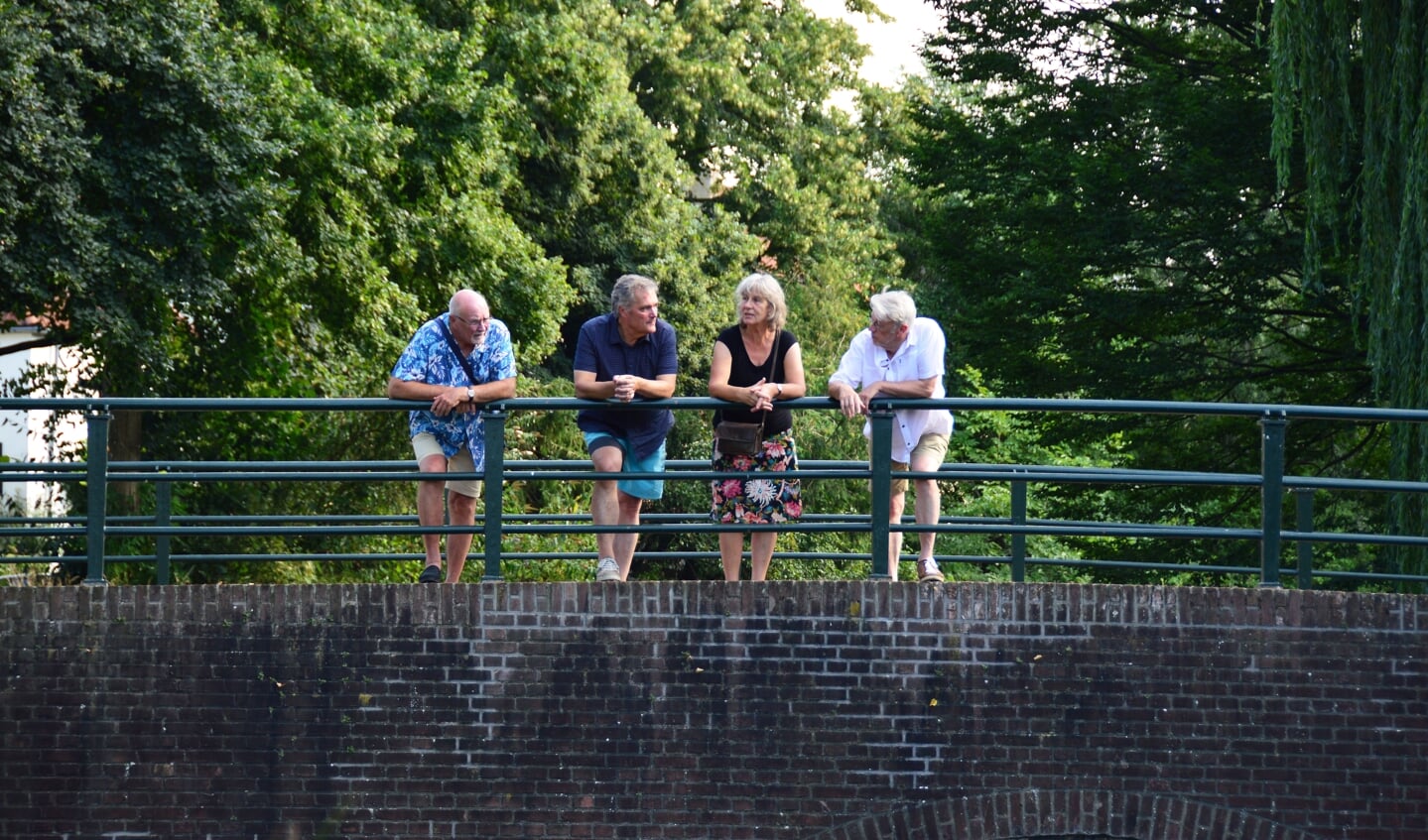 Vlnr: Willem Wanrooij, Hein Reitsma, Gerry de Lang en Abel de Vries. Centrumbewoners willen de Berkel en hun buurt mooier en meer beleefbaar maken. Foto: Alize Hillebrink