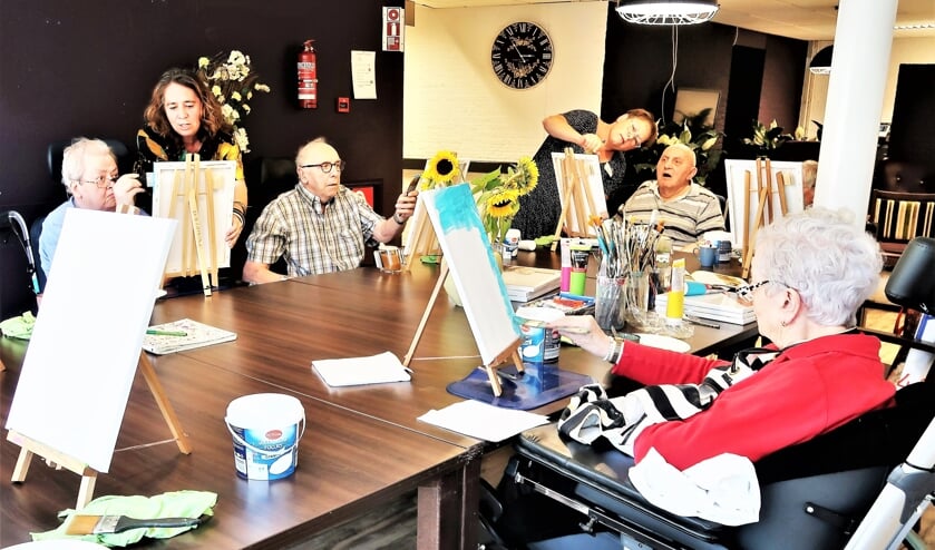 Bewoners van de afdeling De Koerboom van De Molenberg in de rol van kunstschilder Vincent van Gogh. Foto: Theo Huijskes