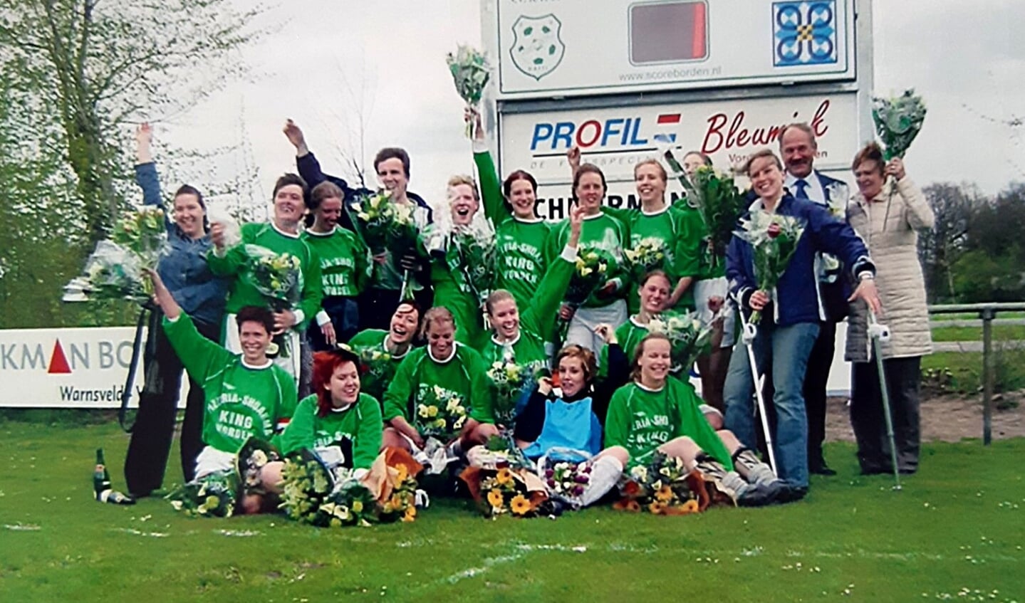 Het vrouwenteam van Ratti dat in 2004 kampioen werd met de geblesseerde Annemiek van Vleuten (op krukken) en Hanneke Nijenhuis (zittend links).