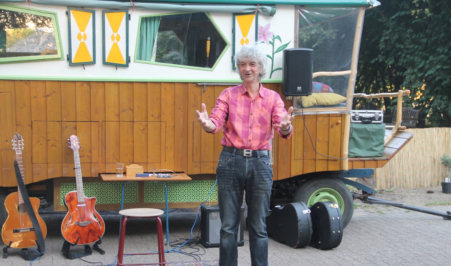 Troubadour Gery Groot Zwaaftink vertelt verhalen en zingt liedjes op Achterhoekse campings. Foto Lineke Voltman
