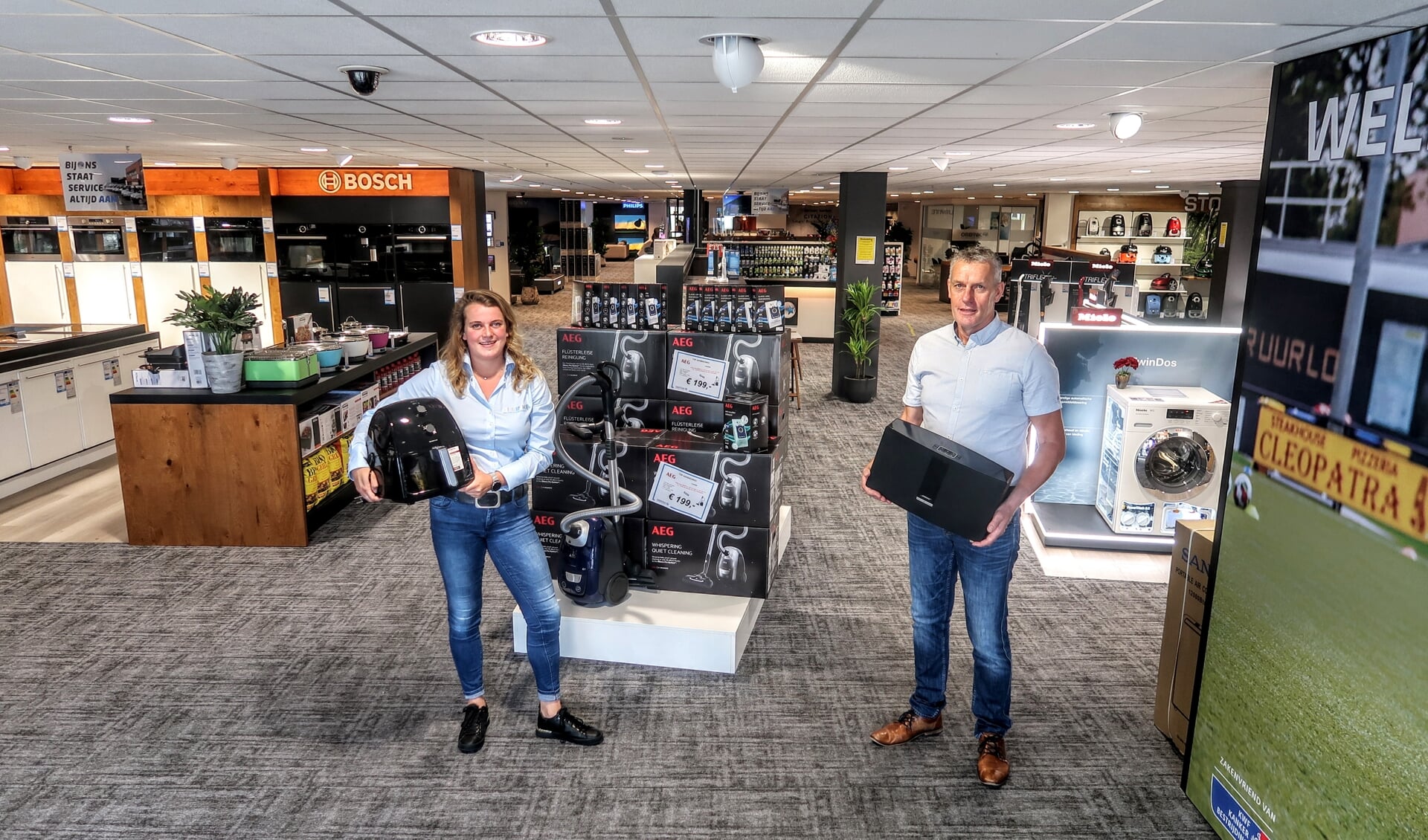 Leonie Vreeswijk is bedrijfsleidster van Superstore Obbink in Doetinchem. Naast haar Jan Witteveen, verkoopleider van de zeven Achterhoekse Obbink-winkels. Foto: Luuk Stam