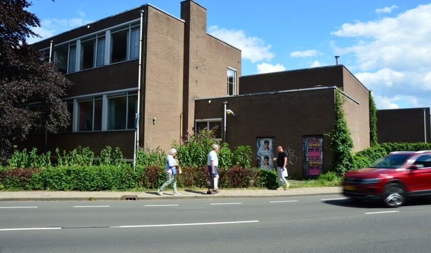 Het nieuw aangebouwde deel (de gymzaal) is volgens de bewoners van het Vispoortplein en de Korenstraat beeldbepalend. F