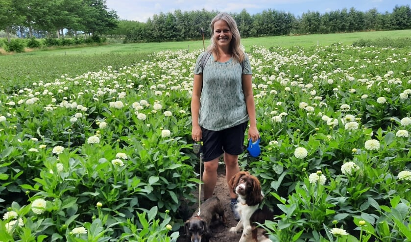 Meike Prollius met haar honden in de pluktuin van de Boschkempers. Foto: Kyra Broshuis