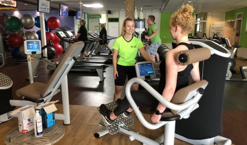 Anna Otten (r) op het toestel, krijgt uitleg van medewerkster Esmee Berendsen. Foto: PR