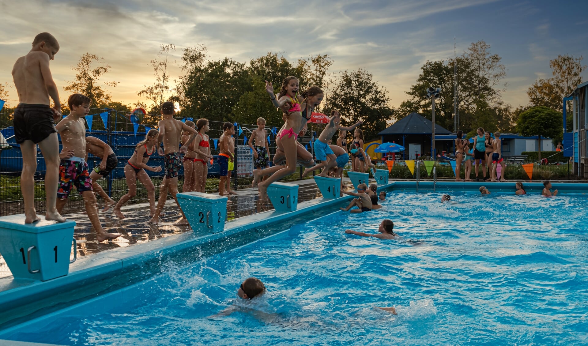 Veel jeugd tijdens het discozwemmen in het Leussinkbad. Foto: AIM Foto