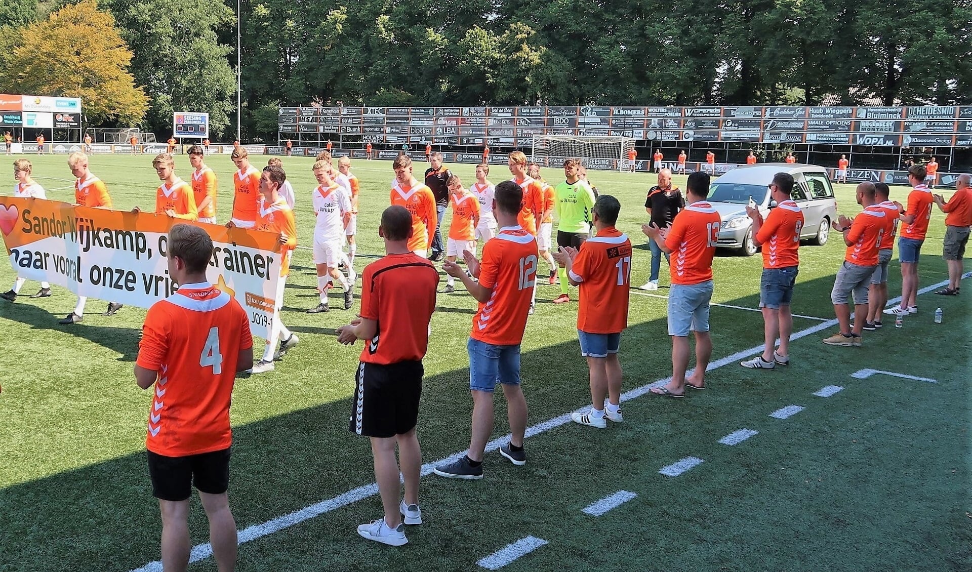 Voorafgegaan door de Longa ’30-jeugd Onder 19.1 wordt er een rondgang gemaakt over het hoofdveld van sportpark De Treffer. Foto: Theo Huijskes