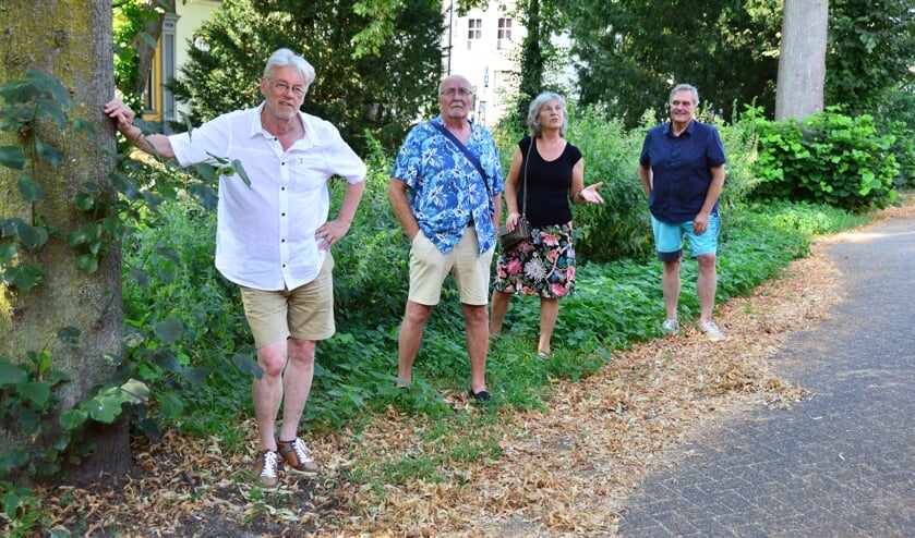 V.l.n.r.: Abel de Vries, Willem Wanrooij, Gerry de Lang en Hein Reitsma. Centrumbewoners willen de Berkel en hun buurt mooier en meer beleefbaar maken. Foto: Alize Hillebrink