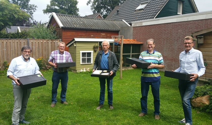 Het bestuur van de Stichting Tafel Dekje Aalten, Dinxperlo, De Heurne: secretaris Herman Onnink, Henk Smits, Bennie Stronks (planners), voorzitter Jan van Schijndel en penningmeester Martie Balke. Foto: Bart Kraan.