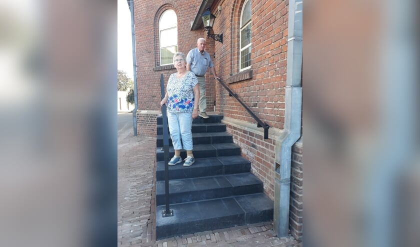 Alie Timmerije en Henk Wanink op de nieuwe trap. Foto: PR