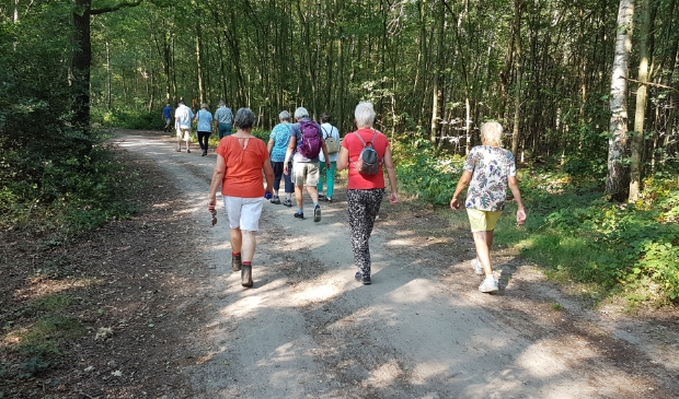 Samen wandelen tijdens het Berkellands Ommetje. Foto: PR
