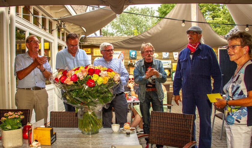 Freek Ligtlee, Hugo Heideman, Henk Wullink, Henk Kelder en Henk Wolters zingen ‘lang zal ze leven’ voor de jarige Jo Ligtlee. Foto: Liesbeth Spaansen