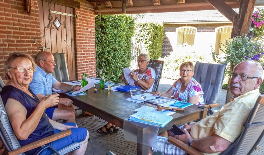 Het bestuur van S.H.S. vergadert vanwege de coronaregels buiten. Foto: Marijke Cornelis