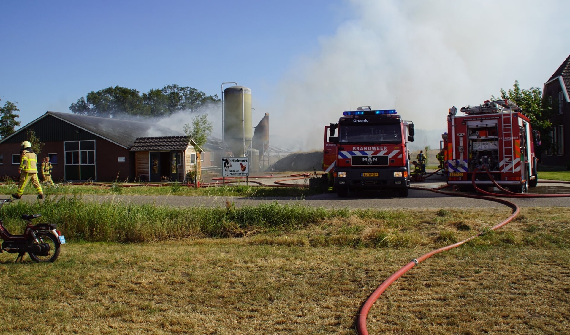 De brandweer is uitgerukt voor een grote brand in een kippenschuur aan de Hemminkweg in Beltrum.