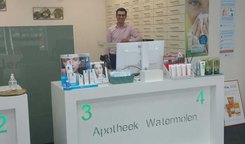 Nasim Morad in zijn apotheek Watermolen. Foto: Bart Kraan.