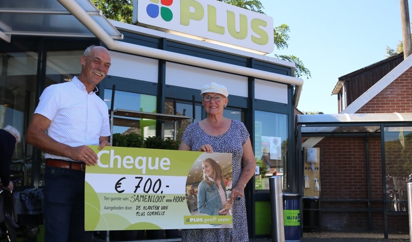 Joop Cornelis overhandigt de cheque aan Rieky Koert. Foto: Arjen Dieperink