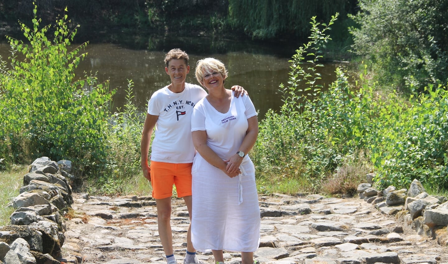 Cindy Geurkink en haar partner Ineke Scholts, bij de zwemvijver bij de theekoepel.  Foto: Lineke Voltman