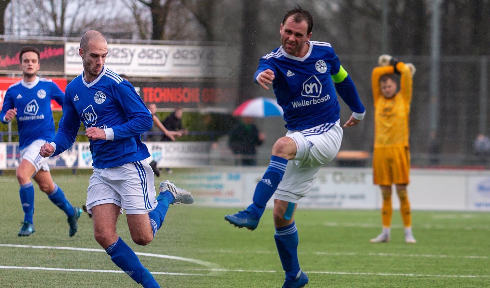 Thomas Porskamp (midden) en aanvoerder Michel Kamphuis in actie tijdens een wedstrijd van Grol 1 afgelopen seizoen.