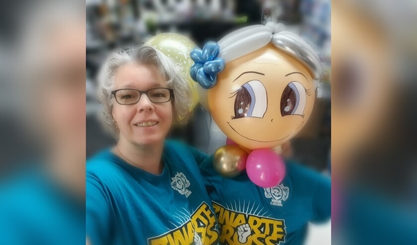 Brenda met een Sarah cadeauballon.