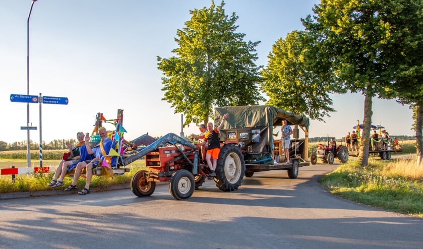 Een optocht van twee wagens met koningspaar Rudie en Wilma Schooltink en leden van Oranjestichting Olburgen-Rha zorgden voor een kermisgevoel. Foto: Achterhoekfoto.nl/Liesbeth Spaansen